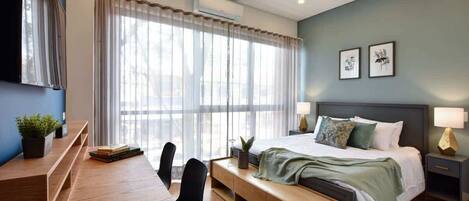 1 habitación, escritorio, tabla de planchar con plancha y wifi