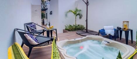 Outdoor spa tub