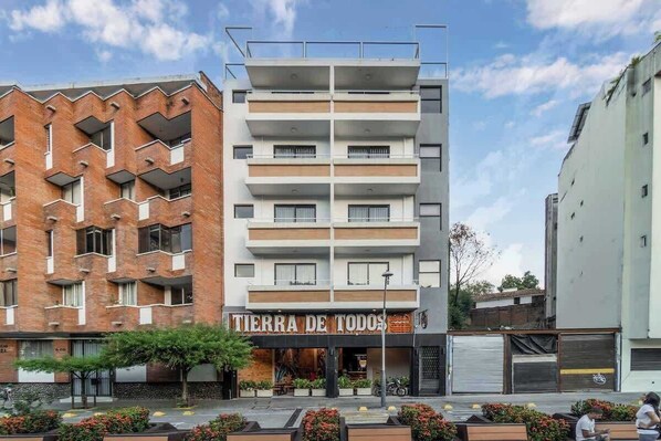 A modern multi-story building with a prominent sign reading "Tierra De Todos." - M202 - Río Bulevar | Zona Rosa and Historic Center (Cali)