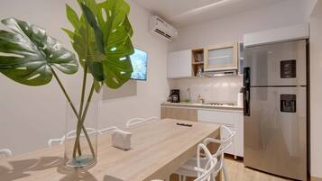 Microondas, cafetera y tetera y utensilios de cocina