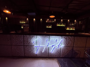 2 bars/lounges