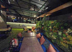 2 bares o lounges 