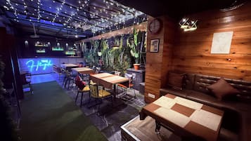 2 Bars/Lounges