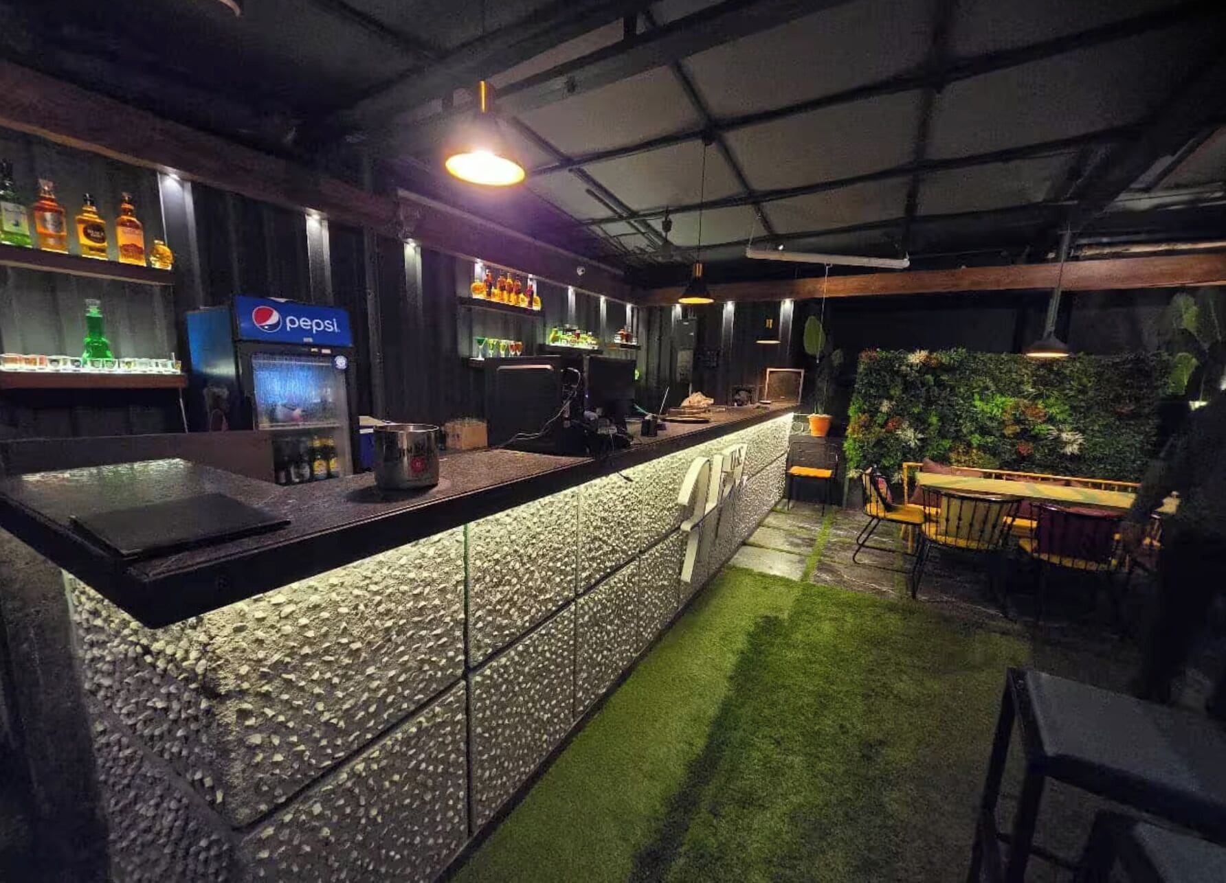 2 bars/lounges