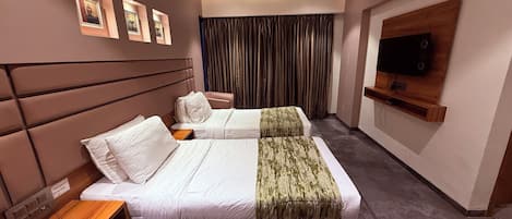 Deluxe-Zweibettzimmer, Stadtblick | Hochwertige Bettwaren, Betten mit Memory-Foam-Matratzen, Zimmersafe
