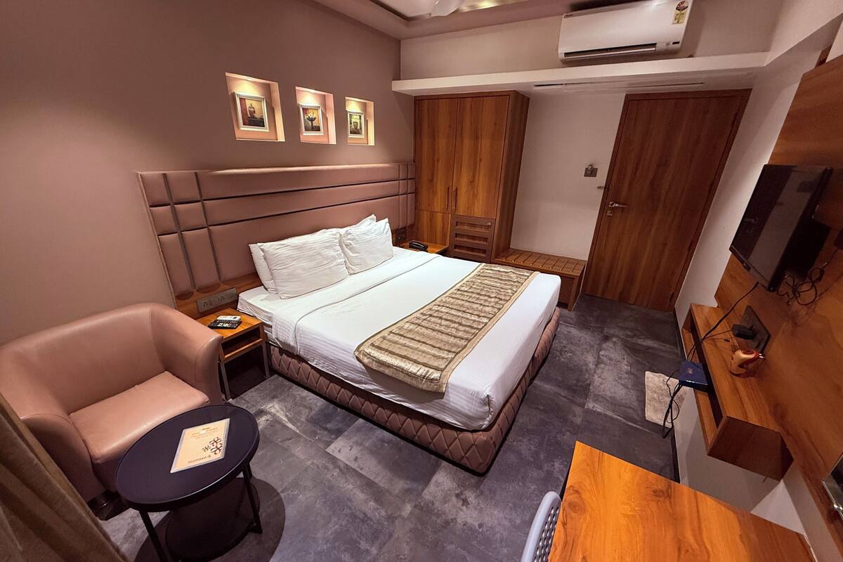 Deluxe Room, City View | Interior detail
