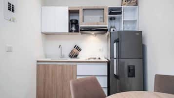 Refrigerador, microondas, parrilla de estufa y cafetera y tetera