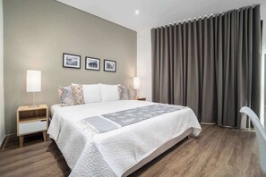 1 habitación, escritorio, tabla de planchar con plancha y wifi 