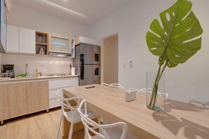 Mikroaaltouuni, kahvin-/teenkeitin, tehosekoitin