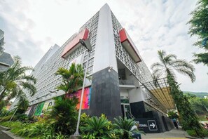 Exterior - M304 | 3-Bed / 4-Bath | Aircon | River Boulevard (Cali)