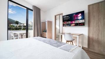 Tabla de planchar con plancha, cuna de viaje, wifi y ropa de cama