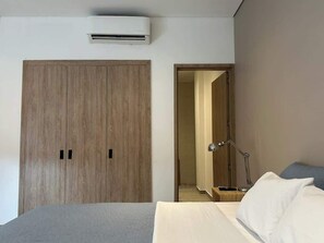 3 habitaciones, escritorio y tabla de planchar con plancha 