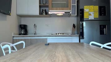 Microondas, cafetera y tetera y utensilios de cocina