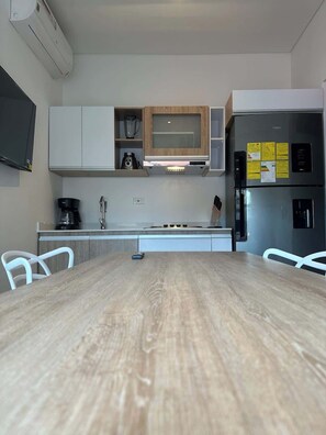 Micro-ondas, cafeteira/chaleira, talheres/pratos/utensílios de cozinha