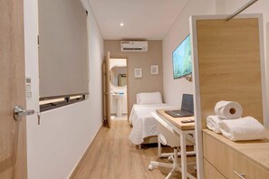 3 habitaciones, escritorio y tabla de planchar con plancha 