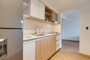 Cafetière-théière, vaisselle et ustensiles