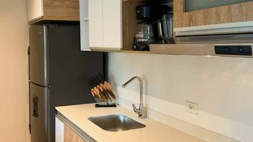 Cafetera y tetera y utensilios de cocina