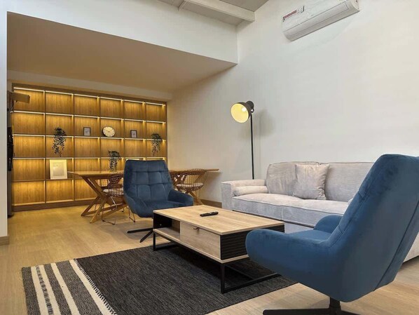 TV - M502 | Amazing 2-Bed Apartment | River Boulevard (Cali)