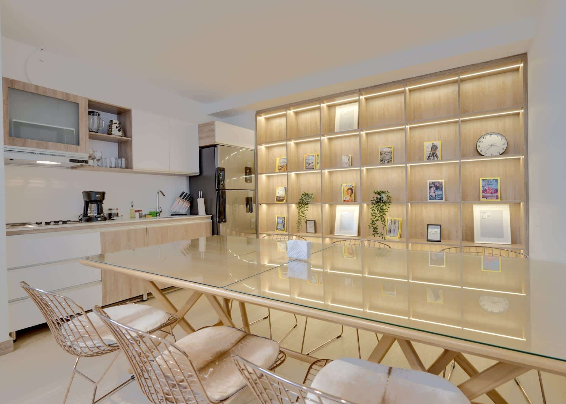 Microondas, cafetera y tetera y utensilios de cocina 