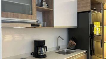 Microondas, cafetera y tetera y utensilios de cocina