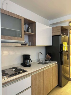 電子レンジ、コーヒー / ティーメーカー、調理器具と食器