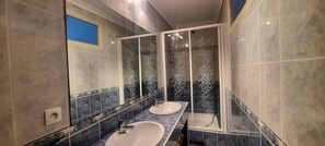 Shower, hair dryer, toilet paper - House with sea view, private beach access, 6/7 Pers. (Clohars-Carnoët)