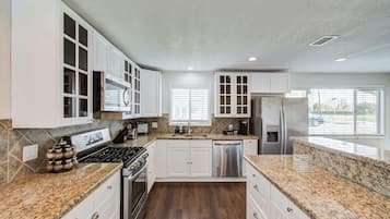 Microondas, horno, parrilla de estufa y lavavajillas