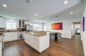 Microondas, horno, placa de cocina, lavavajillas