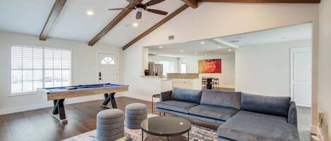 Una televisión, una oficina