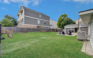 Terrace/patio - Heights Bungalow w/ Huge Yard & Pool Table (Houston)