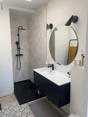 Dusche, Haartrockner, Handtücher, Seife