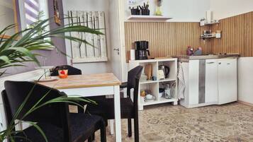 Fridge, stovetop, coffee/tea maker, electric kettle