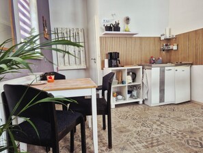 Fridge, stovetop, coffee/tea maker, electric kettle