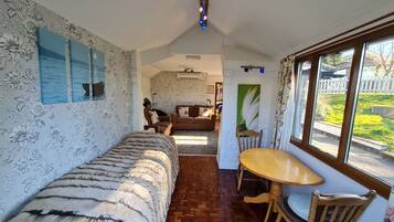 Deluxe Family of 6 Cottage | Desk, iron/ironing board, free WiFi, bed sheets