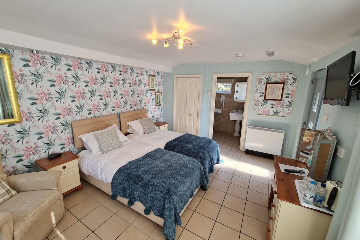 The Garden Room | 1 bedroom, desk, iron/ironing board, free WiFi