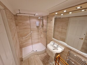Standard Twin Room | Bathroom - OYO Lavender House Hotel (Newton Abbot)