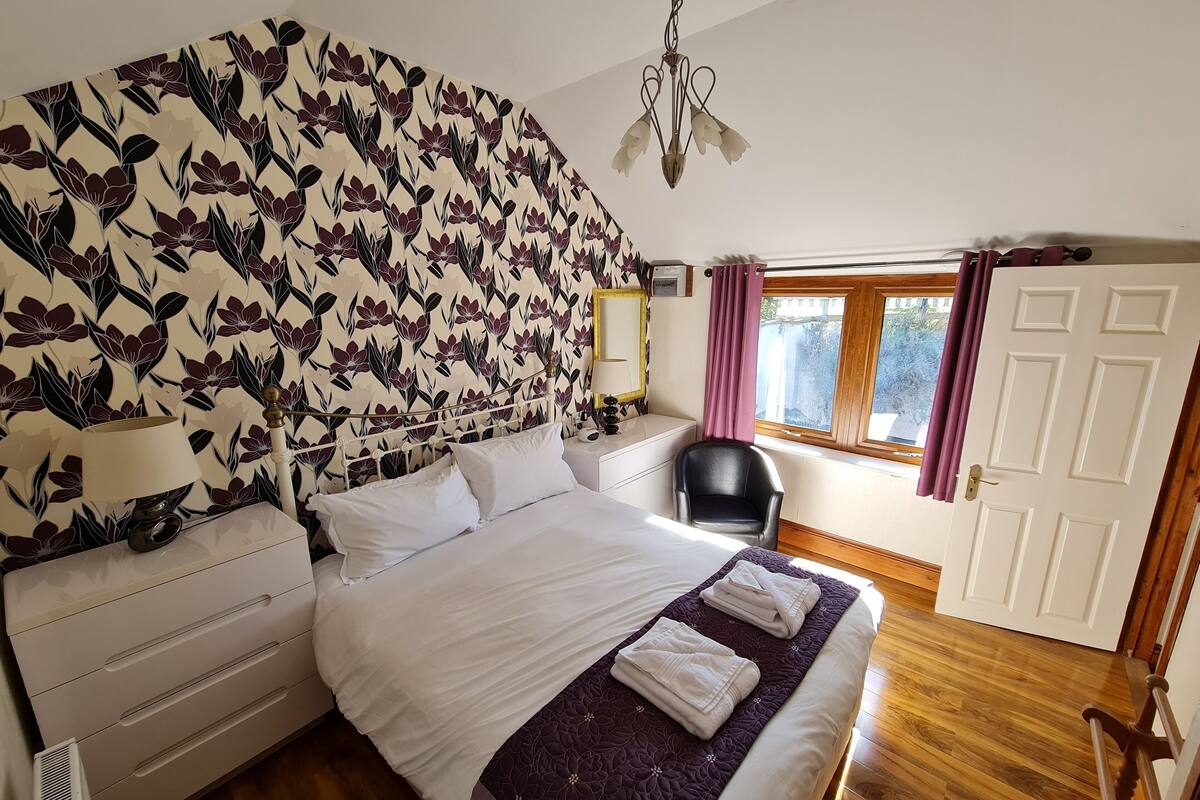 Deluxe Family of 6 Cottage | Skrivebord, strykejern/-brett, wi-fi (inkludert) og sengetøy