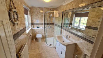 Deluxe Double or Twin Room | Bathroom | Shower, hair dryer, towels, soap