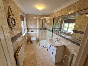Deluxe Double or Twin Room | Bad | Dusj, hårføner, håndklær og såpe