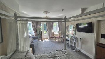 Bridal suit | Desk, iron/ironing board, free WiFi, bed sheets