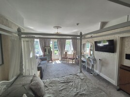 Escritorio, tabla de planchar con plancha, wifi gratis y ropa de cama 