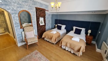 Standard Twin Room | 1 phòng ngủ, bàn, bàn ủi/dụng cụ ủi quần áo
