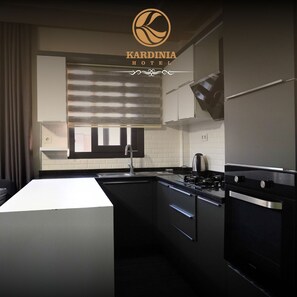 Grand réfrigérateur, four, plaque de cuisson