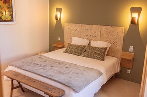 4 chambres, fer et planche à repasser, lit de bébé portatif