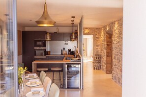 Een koelkast, een microgolfoven, een oven, een kookplaat