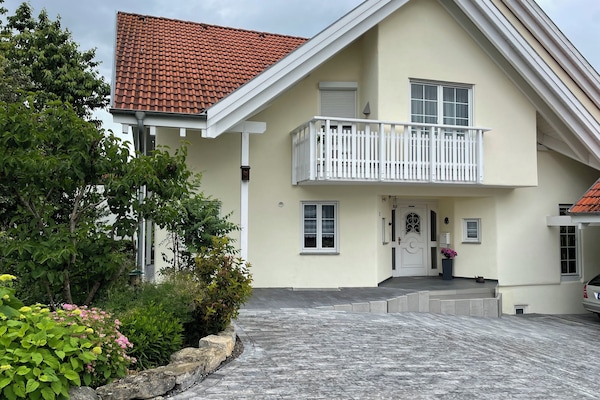 Auf dem Hof können Sie links parken
