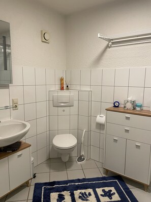 Shower, hair dryer, towels, soap - Cozy, quiet vacation apartment with a view of the countryside (Dormettingen)