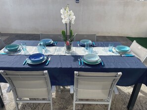 Outdoor dining - Superb villa with pool 10 minutes from the beach (Sérignan)