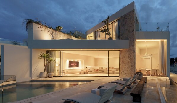 Exterior - Lux Retreat 4BR Ocean Villa in Uluwatu (Pecatu)