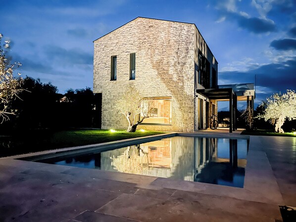 Una piscina al aire libre, una piscina climatizada